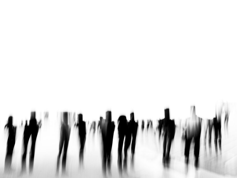 Verschwommene Silhouetten von Menschen auf hellem Hintergrund.