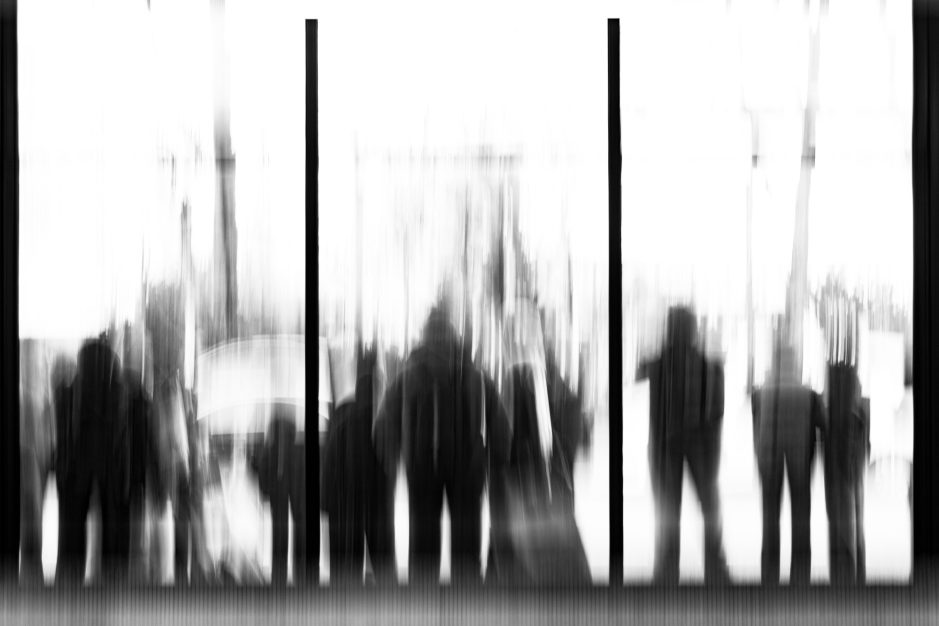 Silhouetten von Menschen in einem verschwommenen, hochkontrastierten Hintergrund.
